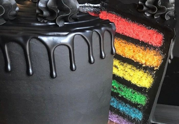 Torte? Torte! – Vegane Pride Flag Torte! (mit Gothicglasur.)